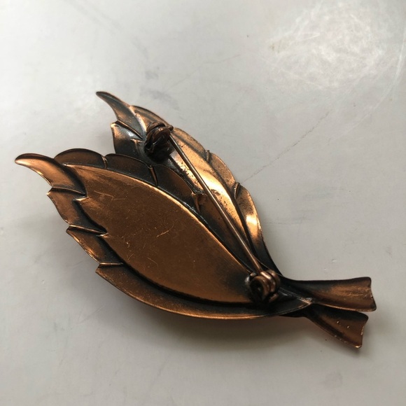 Copper Tone Leaf Brooch - Picture 5 of 8